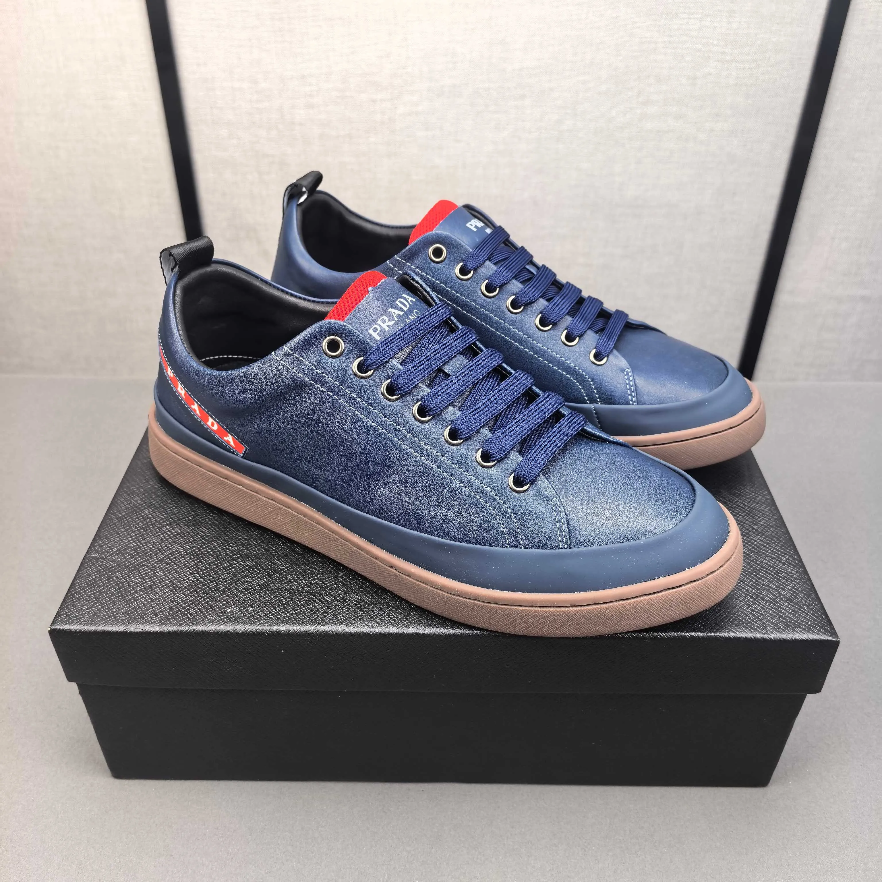 PP420❣️❣️❣️Prada set off the audience! Prada, an international brand that is constantly innovating, this men's casual shoe, the original version, made of cowhide leather at a ratio of one to one at the store, with leather feet and rubber non-slip outsole, breathable and comfortable, quality speaks for itself👄38-44